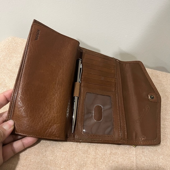 EUC Fossil Leather Wallet with a Removable Checkbook Holder with card slots - Picture 10 of 11